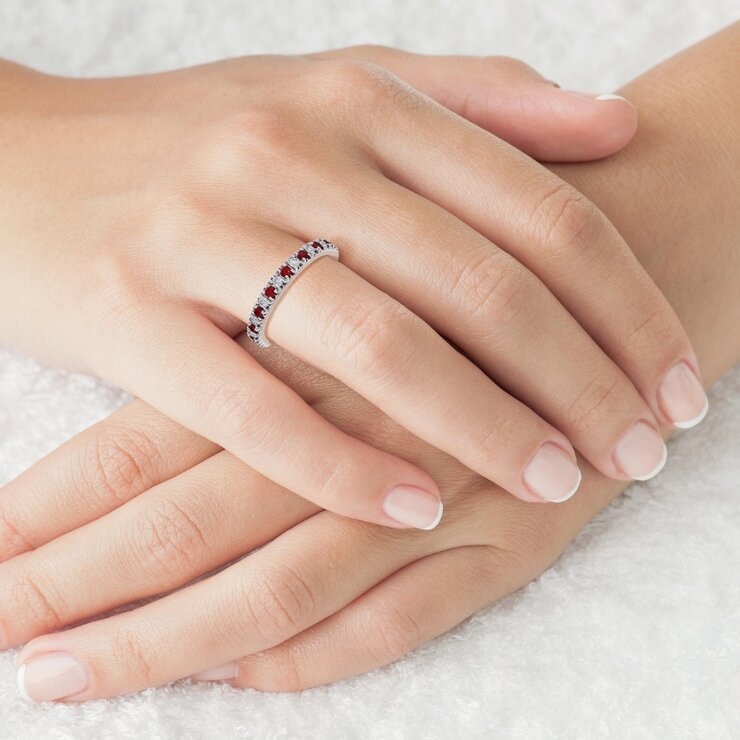 18K ホワイトゴールド 0.15カラット ダイヤモンド & ルビー リング 18K ホワイトゴールド 0.15カラット ダイヤモンド & ルビー リング